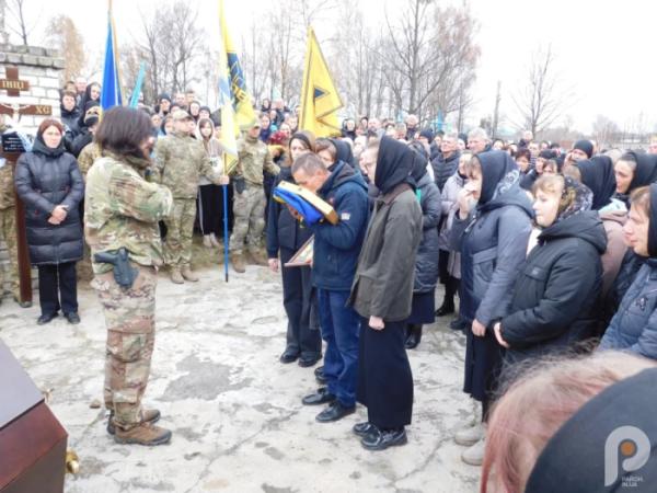 Квіти, сльози та коровай із чорною стрічкою: Дібрівськ попрощався з 21-річним захисником Сергієм Мельниковичем5