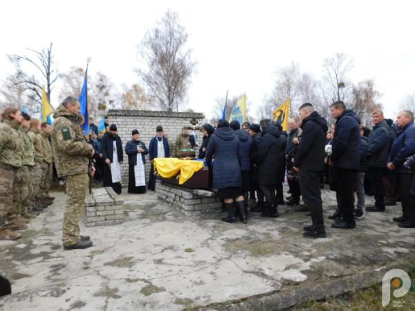 Квіти, сльози та коровай із чорною стрічкою: Дібрівськ попрощався з 21-річним захисником Сергієм Мельниковичем23