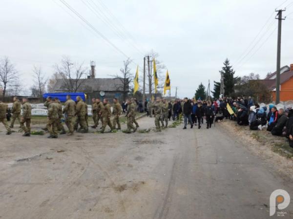 Квіти, сльози та коровай із чорною стрічкою: Дібрівськ попрощався з 21-річним захисником Сергієм Мельниковичем25