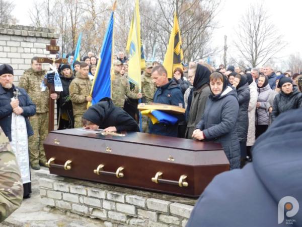 Квіти, сльози та коровай із чорною стрічкою: Дібрівськ попрощався з 21-річним захисником Сергієм Мельниковичем15