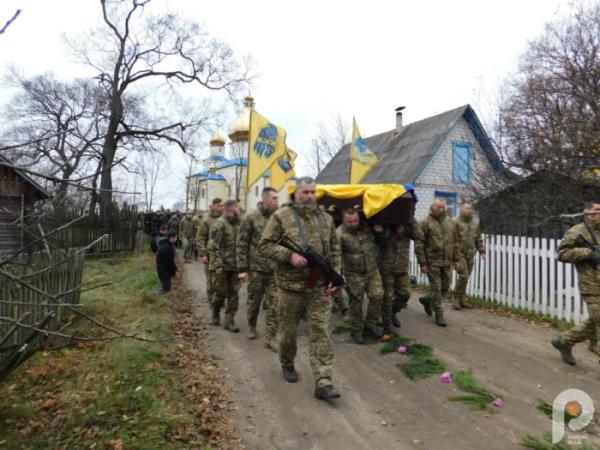 Квіти, сльози та коровай із чорною стрічкою: Дібрівськ попрощався з 21-річним захисником Сергієм Мельниковичем2