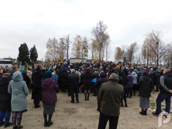 Квіти, сльози та коровай із чорною стрічкою: Дібрівськ попрощався з 21-річним захисником Сергієм Мельниковичем21