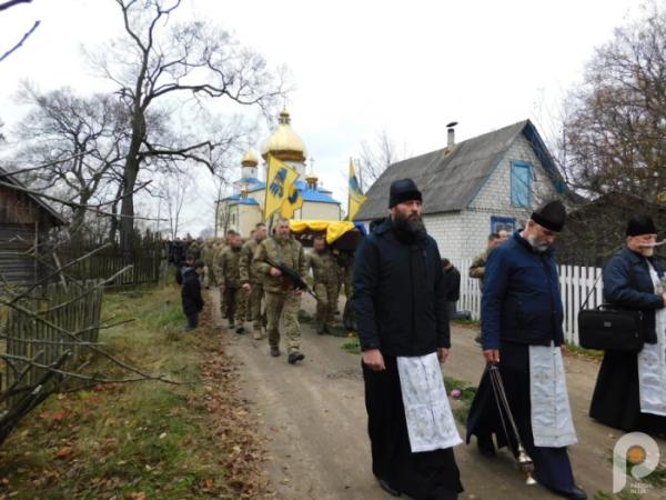 Квіти, сльози та коровай із чорною стрічкою: Дібрівськ попрощався з 21-річним захисником Сергієм Мельниковичем9
