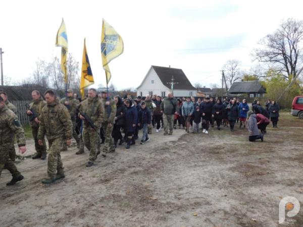 Квіти, сльози та коровай із чорною стрічкою: Дібрівськ попрощався з 21-річним захисником Сергієм Мельниковичем6