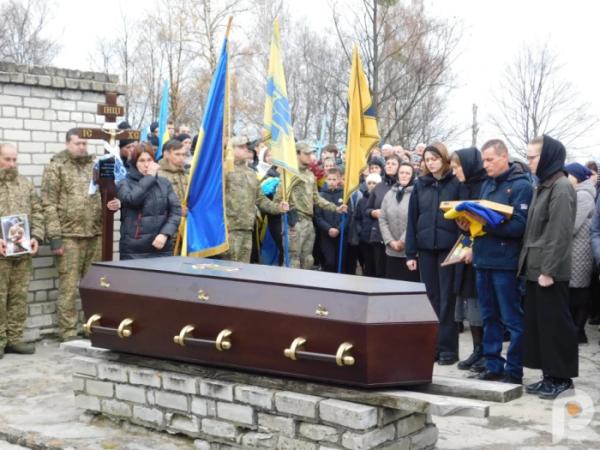 Квіти, сльози та коровай із чорною стрічкою: Дібрівськ попрощався з 21-річним захисником Сергієм Мельниковичем20