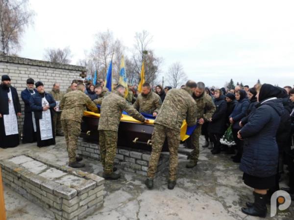 Квіти, сльози та коровай із чорною стрічкою: Дібрівськ попрощався з 21-річним захисником Сергієм Мельниковичем1