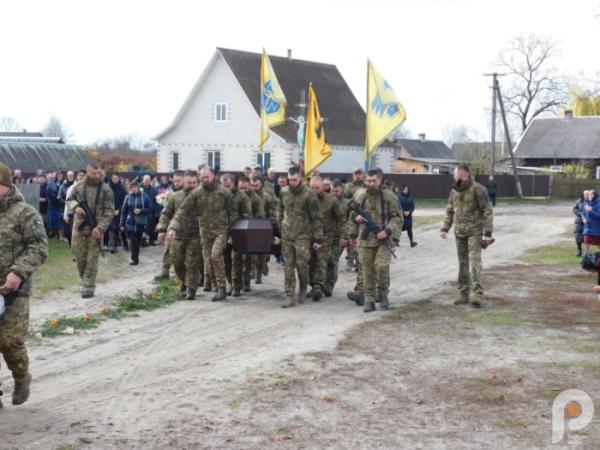 Квіти, сльози та коровай із чорною стрічкою: Дібрівськ попрощався з 21-річним захисником Сергієм Мельниковичем16