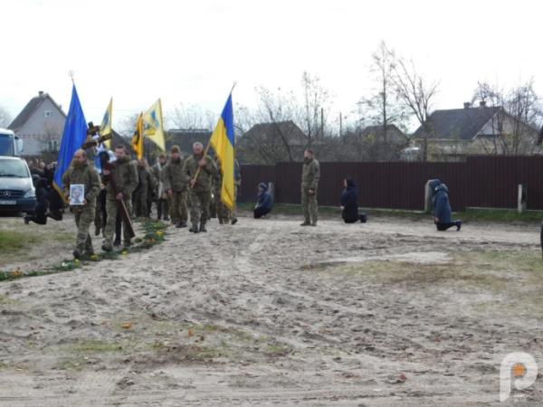 Квіти, сльози та коровай із чорною стрічкою: Дібрівськ попрощався з 21-річним захисником Сергієм Мельниковичем11