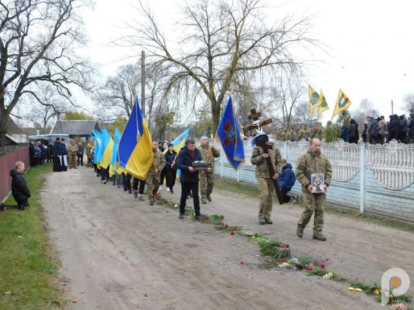 Квіти, сльози та коровай із чорною стрічкою: Дібрівськ попрощався з 21-річним захисником Сергієм Мельниковичем28