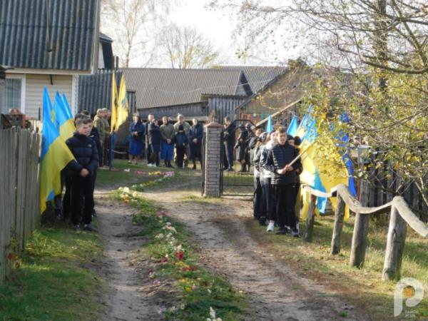 Квіти, сльози та коровай із чорною стрічкою: Дібрівськ попрощався з 21-річним захисником Сергієм Мельниковичем17