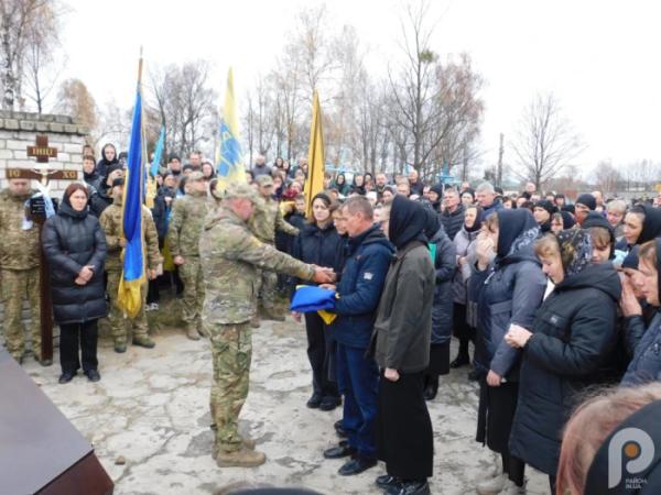 Квіти, сльози та коровай із чорною стрічкою: Дібрівськ попрощався з 21-річним захисником Сергієм Мельниковичем24