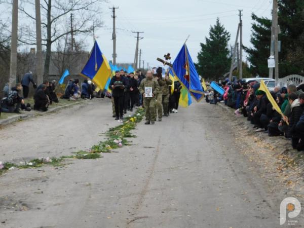 Квіти, сльози та коровай із чорною стрічкою: Дібрівськ попрощався з 21-річним захисником Сергієм Мельниковичем7