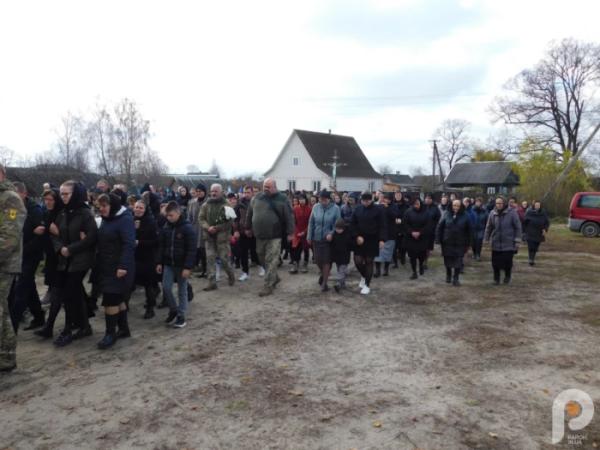 Квіти, сльози та коровай із чорною стрічкою: Дібрівськ попрощався з 21-річним захисником Сергієм Мельниковичем10