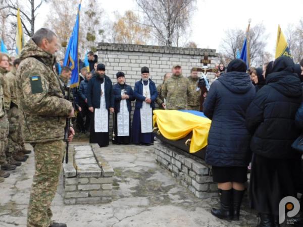 Квіти, сльози та коровай із чорною стрічкою: Дібрівськ попрощався з 21-річним захисником Сергієм Мельниковичем13