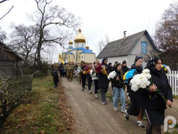 Квіти, сльози та коровай із чорною стрічкою: Дібрівськ попрощався з 21-річним захисником Сергієм Мельниковичем18