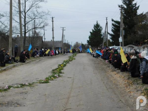 Квіти, сльози та коровай із чорною стрічкою: Дібрівськ попрощався з 21-річним захисником Сергієм Мельниковичем4