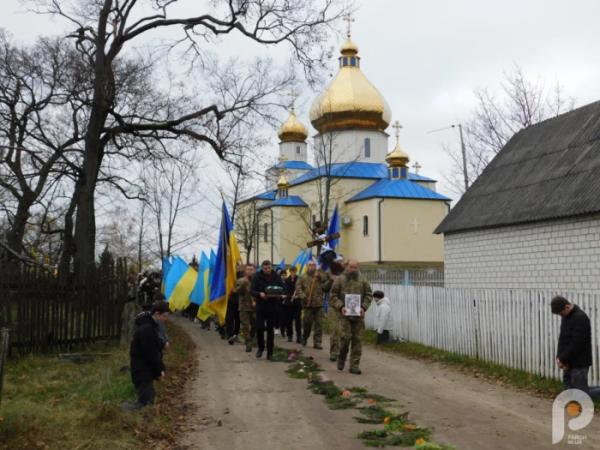 Квіти, сльози та коровай із чорною стрічкою: Дібрівськ попрощався з 21-річним захисником Сергієм Мельниковичем3