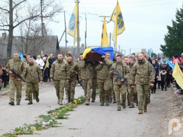 Квіти, сльози та коровай із чорною стрічкою: Дібрівськ попрощався з 21-річним захисником Сергієм Мельниковичем19
