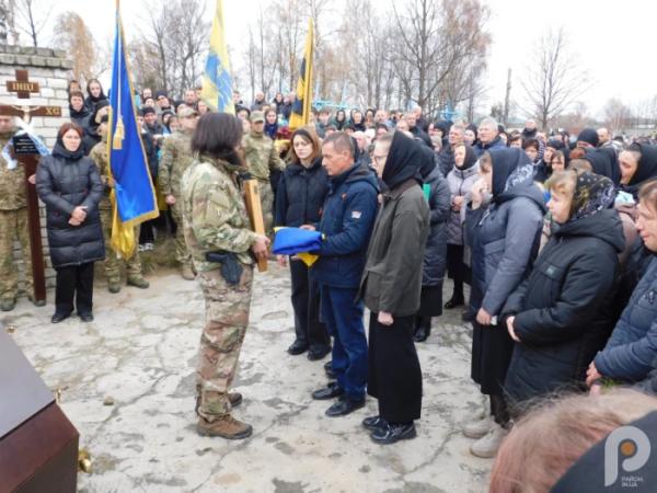 Квіти, сльози та коровай із чорною стрічкою: Дібрівськ попрощався з 21-річним захисником Сергієм Мельниковичем8