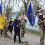 Квіти, сльози та коровай із чорною стрічкою: Дібрівськ попрощався з 21-річним захисником Сергієм Мельниковичем