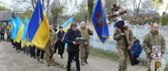 Квіти, сльози та коровай із чорною стрічкою: Дібрівськ попрощався з 21-річним захисником Сергієм Мельниковичем