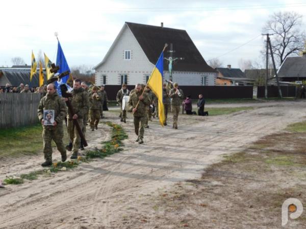 Квіти, сльози та коровай із чорною стрічкою: Дібрівськ попрощався з 21-річним захисником Сергієм Мельниковичем29