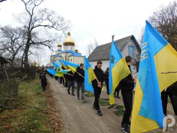 Квіти, сльози та коровай із чорною стрічкою: Дібрівськ попрощався з 21-річним захисником Сергієм Мельниковичем12
