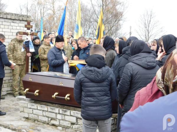 Квіти, сльози та коровай із чорною стрічкою: Дібрівськ попрощався з 21-річним захисником Сергієм Мельниковичем14