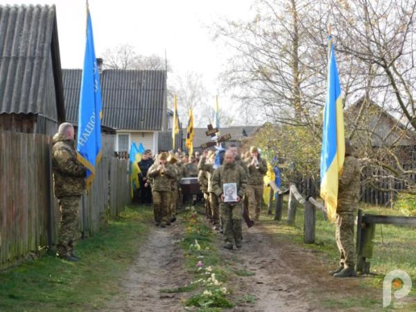 Квіти, сльози та коровай із чорною стрічкою: Дібрівськ попрощався з 21-річним захисником Сергієм Мельниковичем22