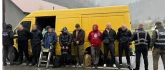 Перевозили в мікроавтобусі під будматеріалами: на Рахівщини викрили схему переправлення осіб через кордон