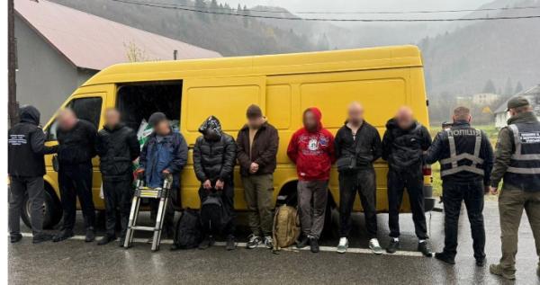 Перевозили в мікроавтобусі під будматеріалами: на Рахівщини викрили схему переправлення осіб через кордон