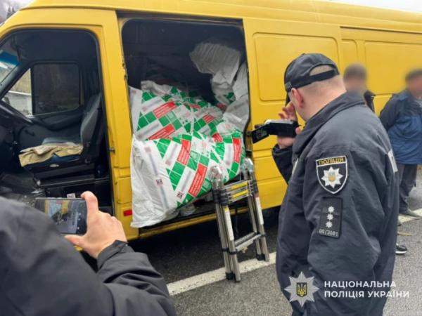 Перевозили в мікроавтобусі під будматеріалами: на Рахівщини викрили схему переправлення осіб через кордон
