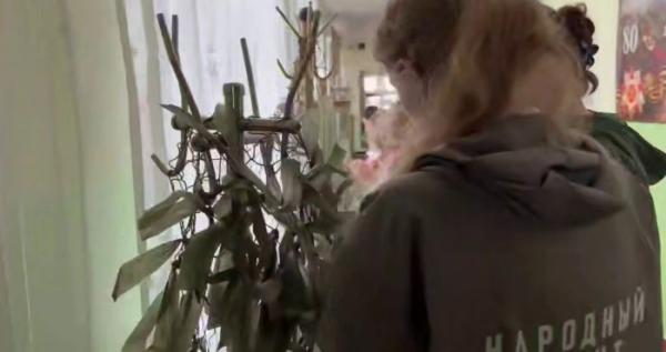 Діти у скадовській школі плетуть сітки для окупаційних військ / Скриншот окупаційного відео