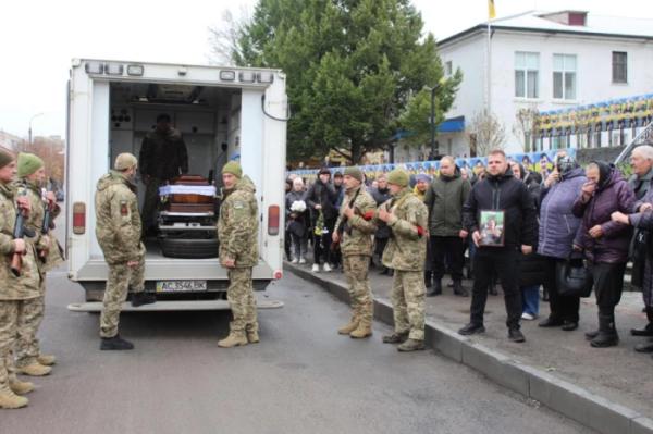 Рожищенська громада попрощалась із захисником України Василем Савичем1