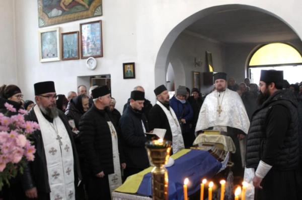 Рожищенська громада попрощалась із захисником України Василем Савичем21