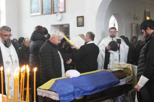 Рожищенська громада попрощалась із захисником України Василем Савичем22