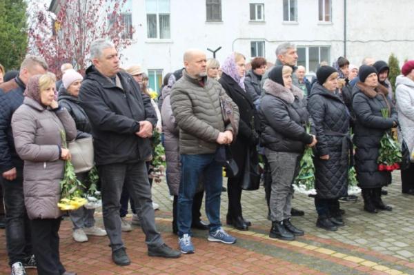 Рожищенська громада попрощалась із захисником України Василем Савичем6