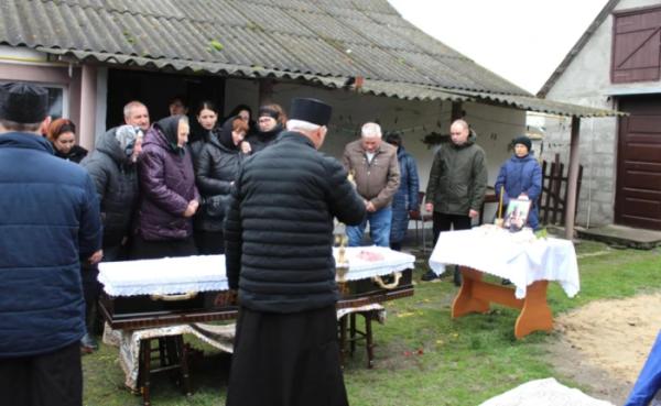 Рожищенська громада попрощалась із захисником України Василем Савичем12