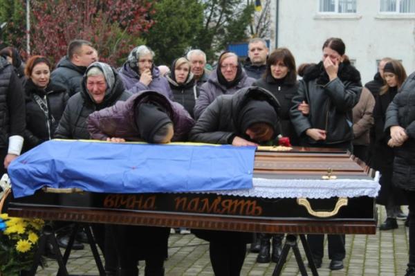 Рожищенська громада попрощалась із захисником України Василем Савичем2