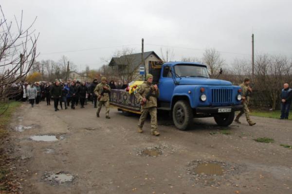 Рожищенська громада попрощалась із захисником України Василем Савичем19