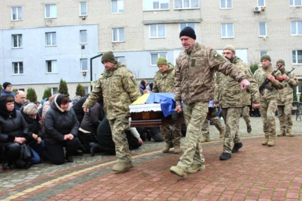Рожищенська громада попрощалась із захисником України Василем Савичем11