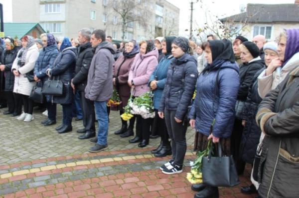 Рожищенська громада попрощалась із захисником України Василем Савичем8