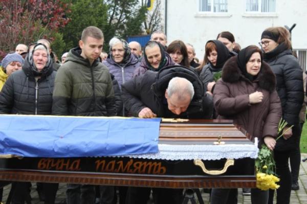 Рожищенська громада попрощалась із захисником України Василем Савичем3