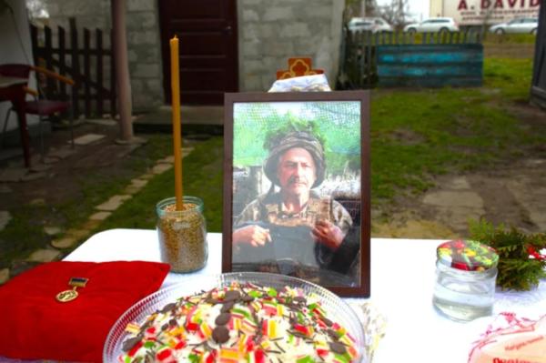 Рожищенська громада попрощалась із захисником України Василем Савичем15