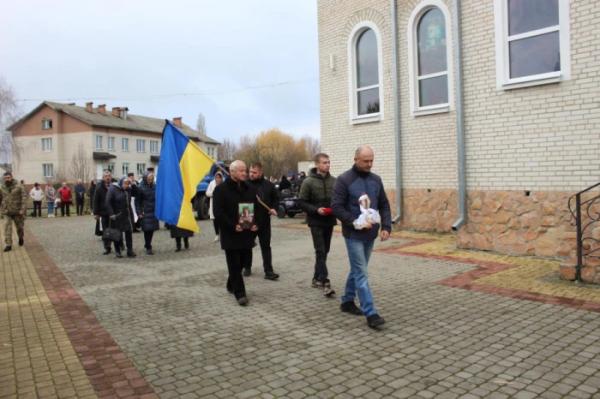 Рожищенська громада попрощалась із захисником України Василем Савичем23