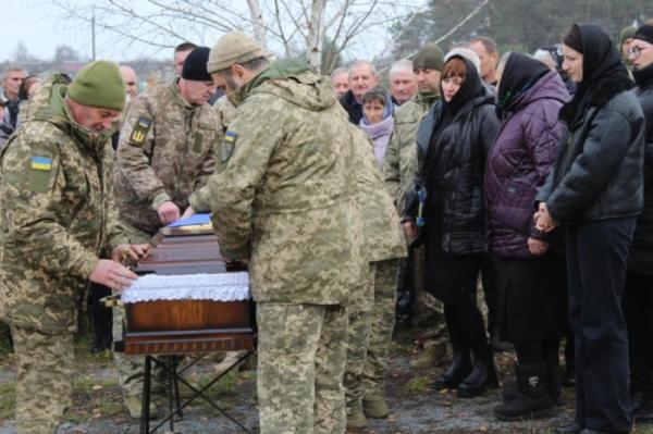Рожищенська громада попрощалась із захисником України Василем Савичем27