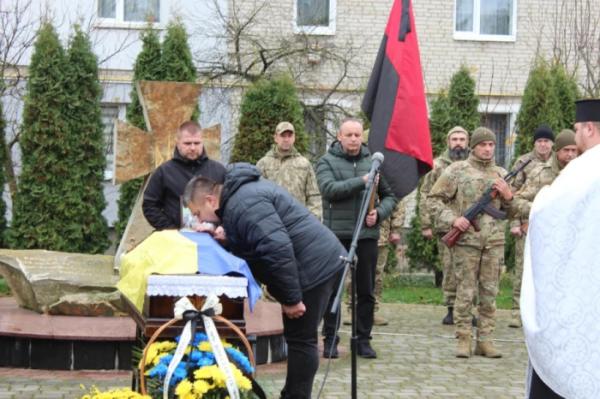 Рожищенська громада попрощалась із захисником України Василем Савичем9