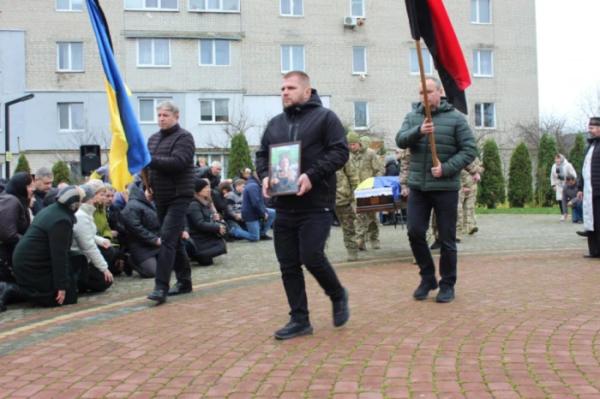 Рожищенська громада попрощалась із захисником України Василем Савичем10