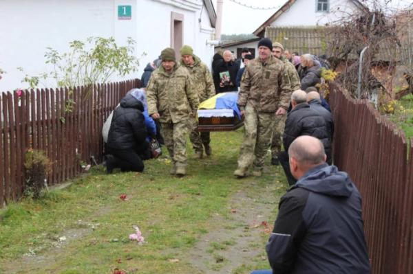 Рожищенська громада попрощалась із захисником України Василем Савичем16