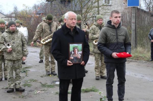 Рожищенська громада попрощалась із захисником України Василем Савичем17